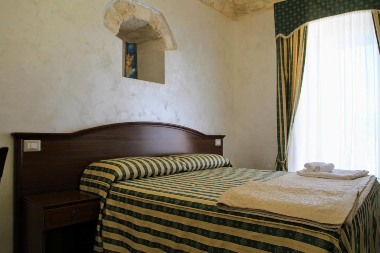 Rooms Dimora Arco - Affitti Brevi Italia Monte SantʼAngelo Exterior foto